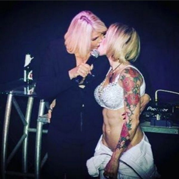 Monique Evans e Cacá Werneck se beijam em público e chamam atenção (Foto: Reprodução Instagram)